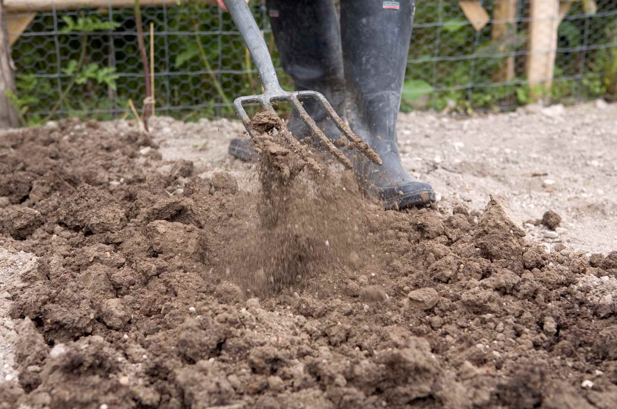 Чем обработать землю перед посадкой картофеля. Рыхление грунта. Разрыхление почвы. Подготовка почвы к посадке. Грунт для посадки.